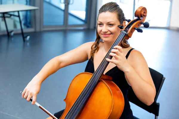 Frau spielt Cello — Stockfoto