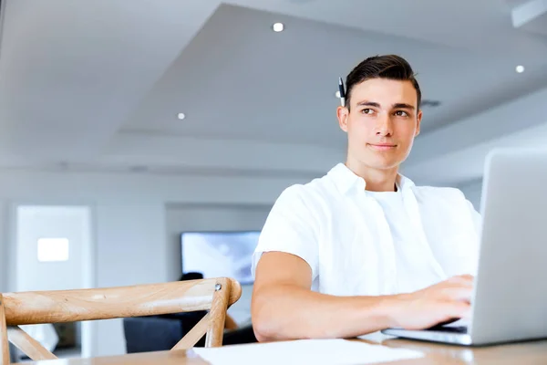 Homem trabalhando no laptop em casa — Fotografia de Stock