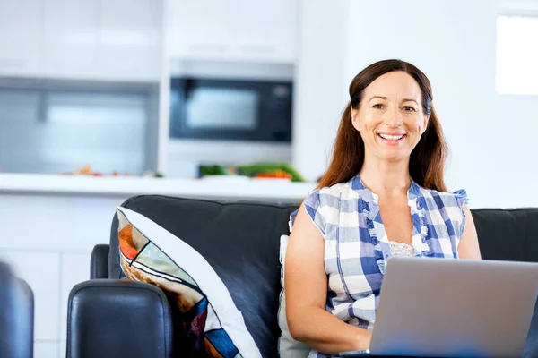 Reife schöne Frau arbeitet auf ihrem Laptop — Stockfoto