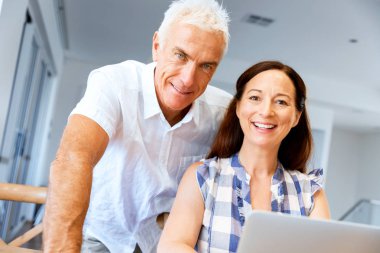 Mutlu modern Olgun çift üstünde laptop evde çalışma