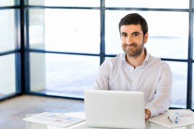 Bilgisayarda çalışan yakışıklı işadamı