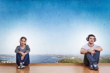 Gençler müzik dinle. Karışık teknik