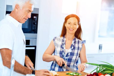 Evli çift evde yemek