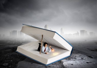 Başka bir gerçekliğe götüren kitap. Karışık teknik