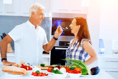 Olgun çift evde yemek