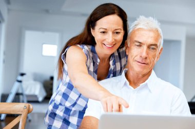 Mutlu modern Olgun çift üstünde laptop evde çalışma