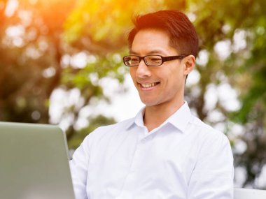 Genç işadamı Park onun mola sırasında rahatlatıcı