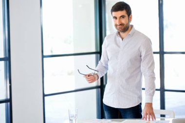 Ofiste duran genç beyaz iş adamı