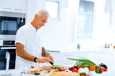 Akıllı bir üst düzey adam mutfakta ayakta portresi