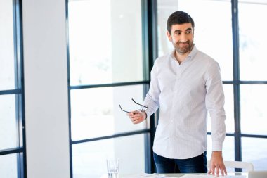 Ofiste duran genç beyaz iş adamı