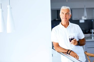 Bir bardak şarap holding ile komuta sizde