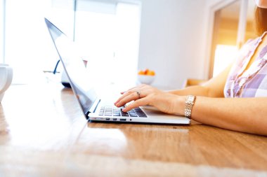 Onu laptop çalışan olgun güzel kadın