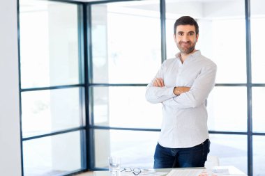 Ofiste duran genç beyaz iş adamı