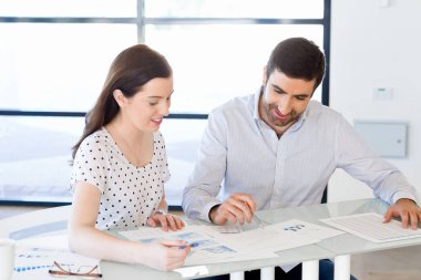 İki genç iş adamları Office görüntü