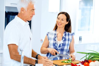 Mutlu çift evde yemek