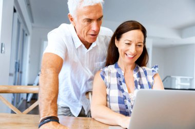 Mutlu modern Olgun çift üstünde laptop evde çalışma