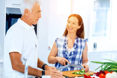 Mutlu çift evde yemek