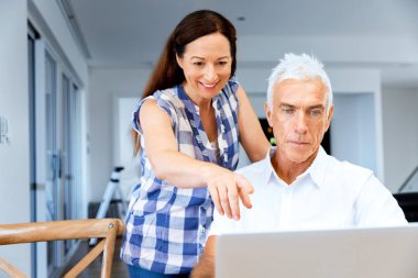 Mutlu modern Olgun çift üstünde laptop evde çalışma