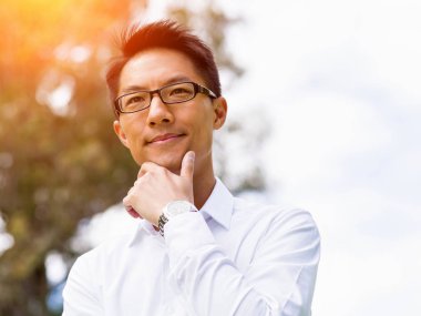 Genç işadamı Park onun mola sırasında rahatlatıcı