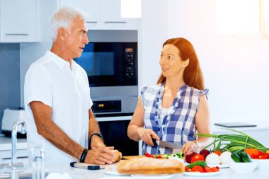 Mutlu çift evde yemek