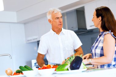 Mutlu çift evde yemek