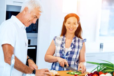 Evli çift evde yemek