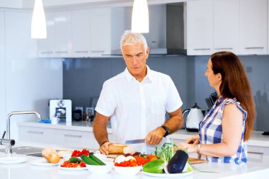 Mutlu çift evde yemek