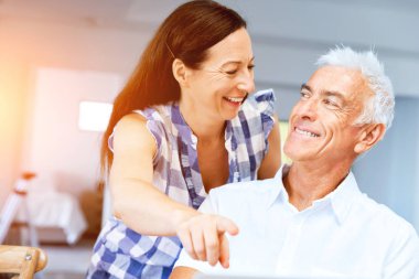 Olgun çift kameraya bakıyor