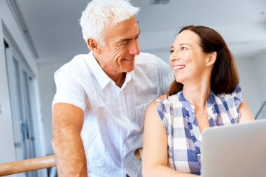 Mutlu modern Olgun çift üstünde laptop evde çalışma