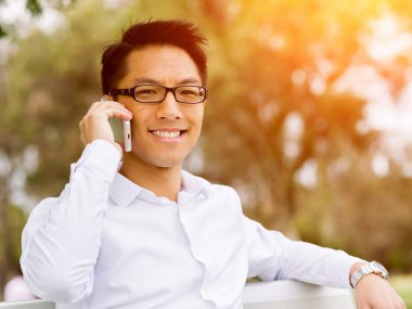 Genç işadamı Park onun mola sırasında rahatlatıcı