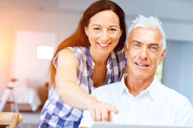 Olgun çift kameraya bakıyor