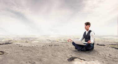 İşadamı lotus poz. Karışık teknik