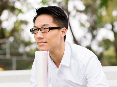 Parkta onun mola sırasında düşünme işadamı