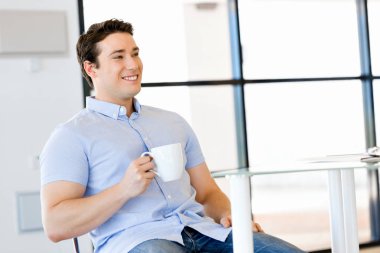 Ofiste bir kupa genç işadamı