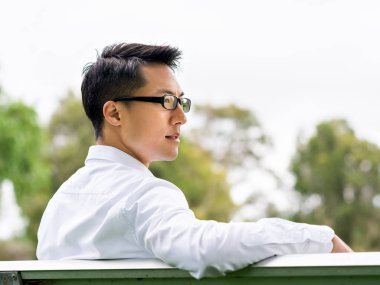 Parkta onun mola sırasında genç işadamı