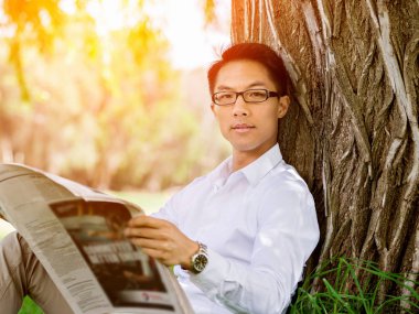 Genç işadamı Park onun mola sırasında rahatlatıcı