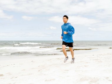 Sahil koşan genç adam