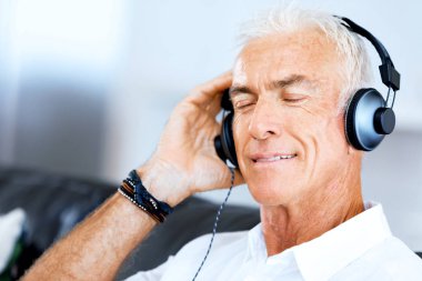 Yakışıklı gri saçlı komuta sizde kulaklıklar ile