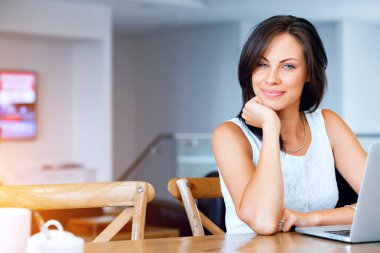 Onu laptop çalışan genç güzel kadın