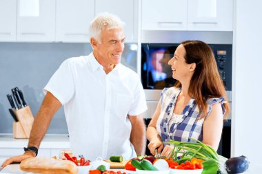 Olgun çift evde yemek