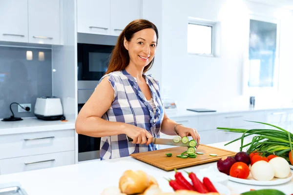 Güzel bir kadın mutfakta ayakta — Stok fotoğraf