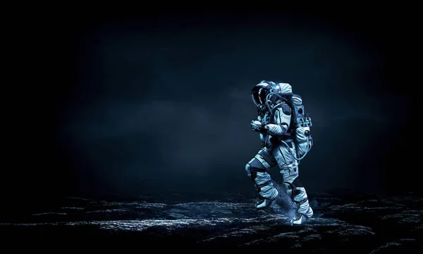 Космонавт быстро бежит. Смешанные медиа — стоковое фото
