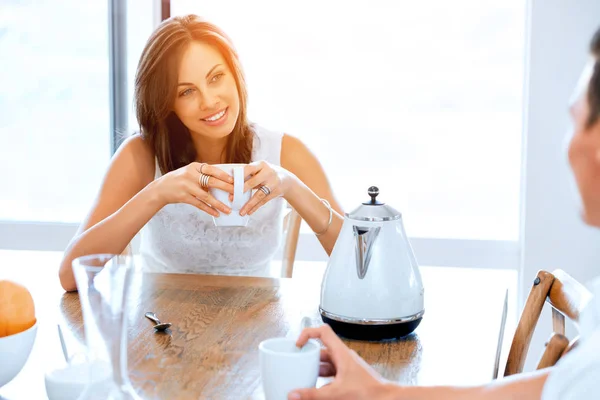 Mujer joven feliz con taza de té o café en casa —  Fotos de Stock