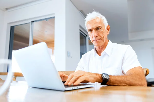 Hombre que trabaja en el ordenador portátil en casa — Foto de Stock
