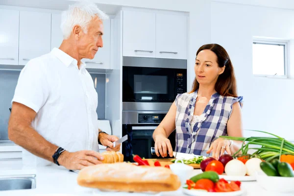 Married couple cooking at home — Stock Photo, Image