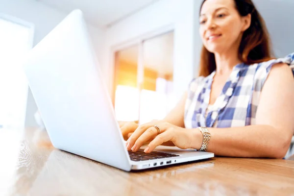 Rijpe mooie vrouw die op haar laptop werkt — Stockfoto