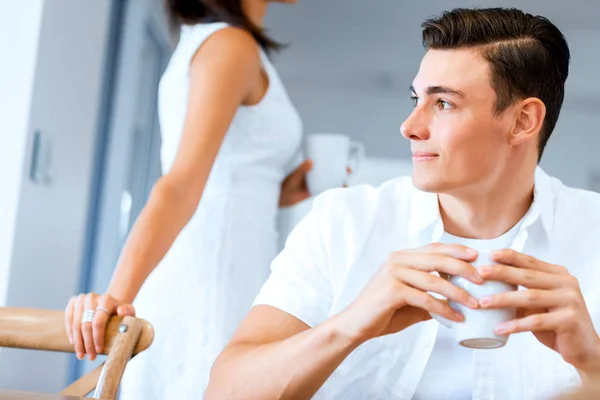 Joven feliz con taza de té o café —  Fotos de Stock