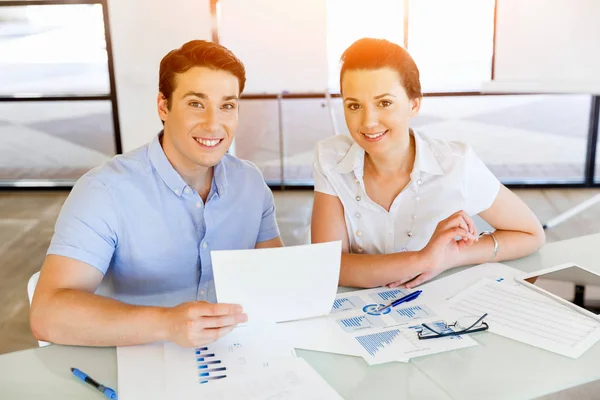 Bilden av två unga affärsmän i office — Stockfoto