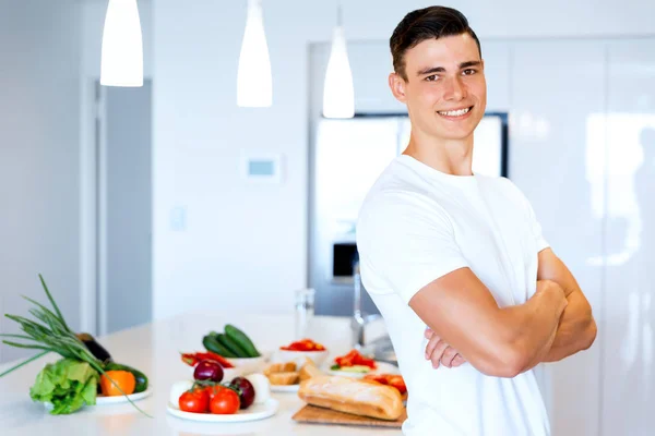 Young man cooking — Stock Photo, Image