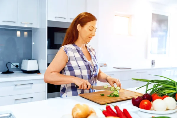 Mulher bonita de pé na cozinha — Fotografia de Stock